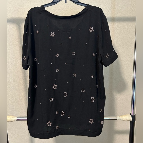 NWT Women’s plus size top with sewn in stars and moon in gold - Picture 5 of 5